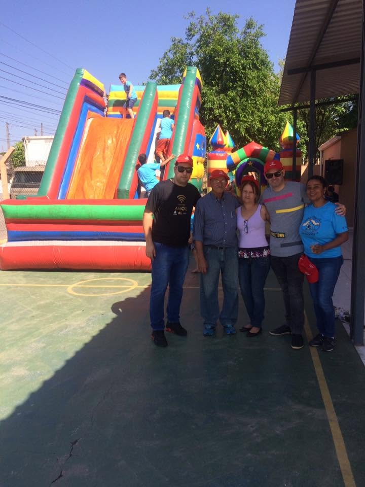 Tio Carlos e a equipe do CIS reunidos em um evento com as crianças