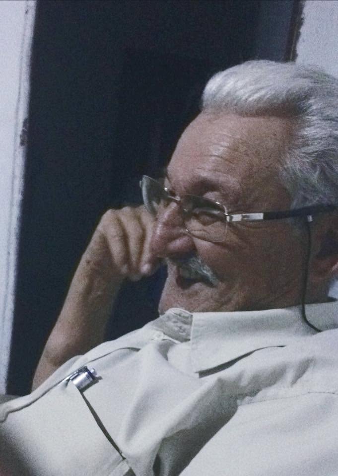 Tio Carlos, fundador do CIS, sorrindo