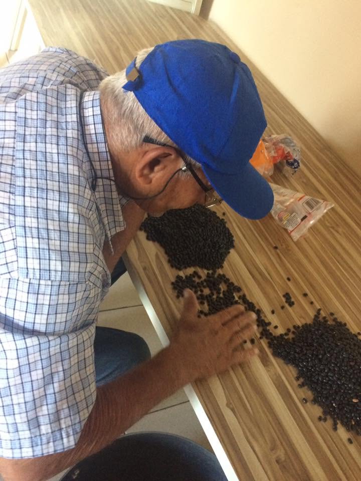 Tio Carlos separando os alimentos doados no CIS
